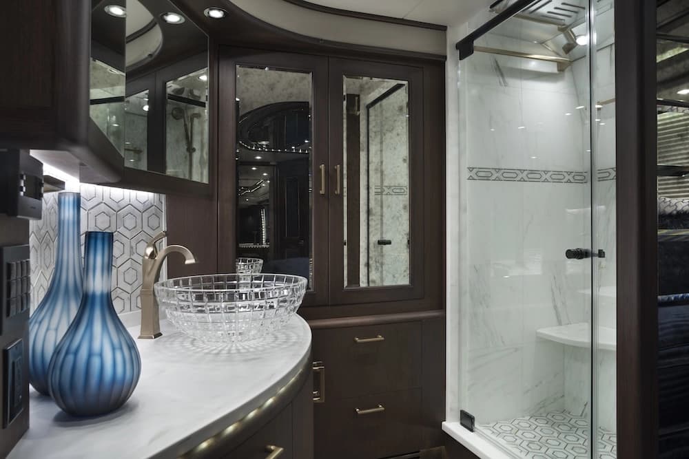 2018 Prevost Liberty Elegant Lady H3-45 Motorhome - Image 20