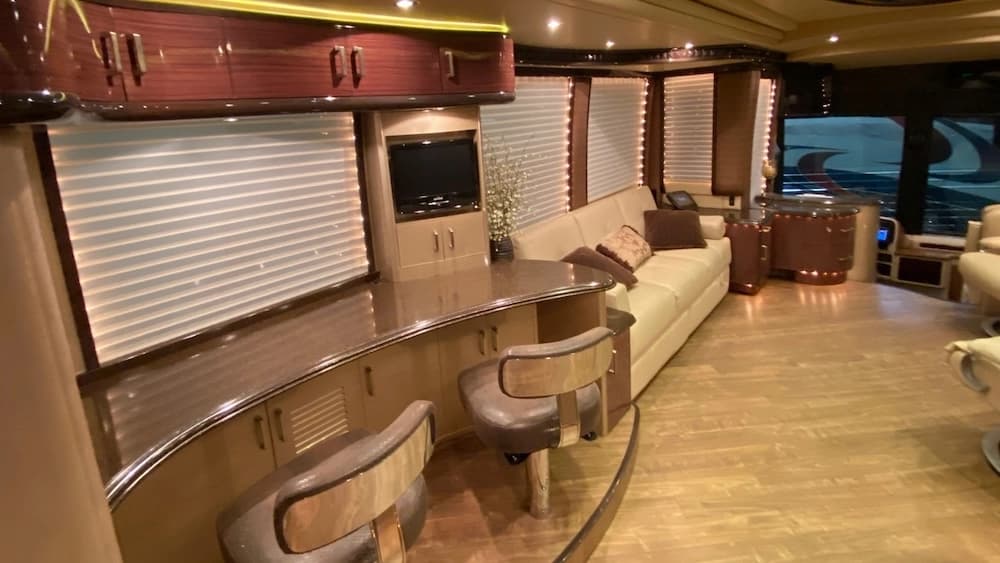 2012 Prevost Liberty Elegant Lady H3-45 Motorhome - Image 4