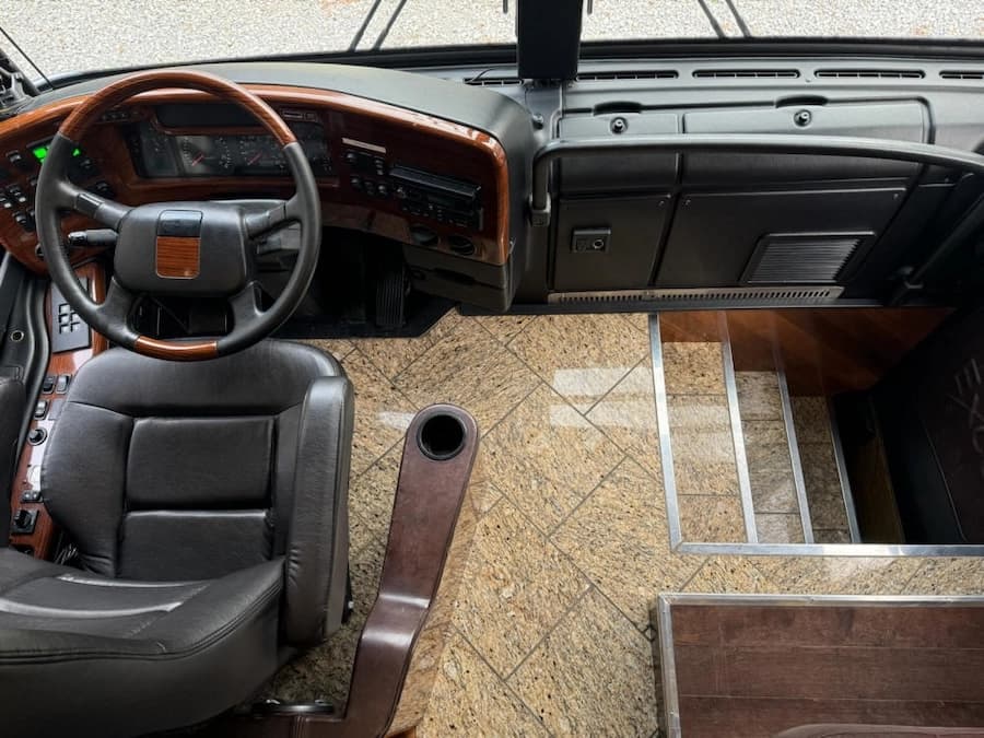 2007 Prevost Star XLII Motorhome - Image 12