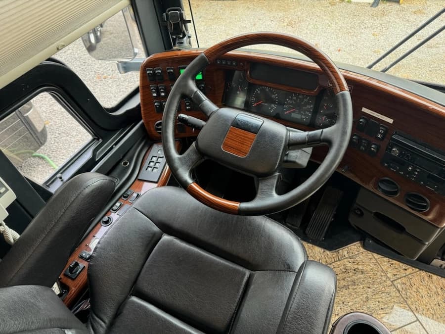 2007 Prevost Star XLII Motorhome - Image 13