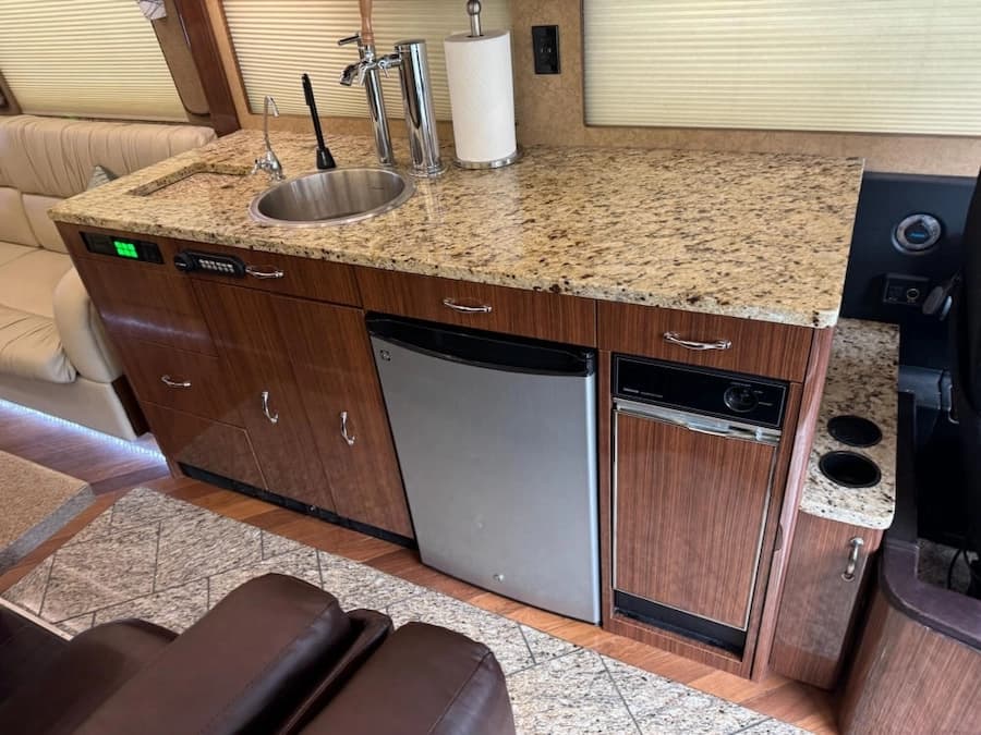 2007 Prevost Star XLII Motorhome - Image 17