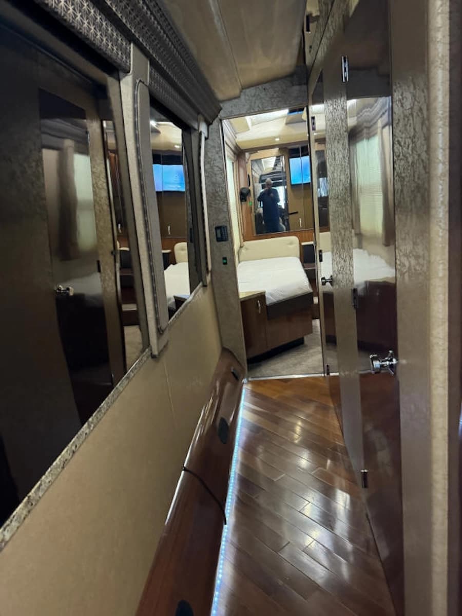 2007 Prevost Star XLII Motorhome - Image 22