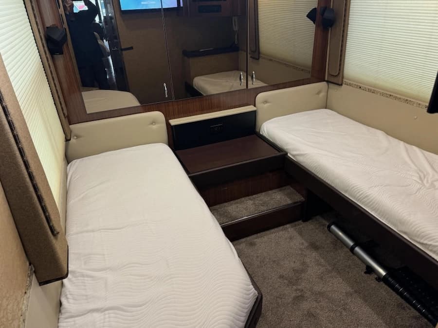 2007 Prevost Star XLII Motorhome - Image 25