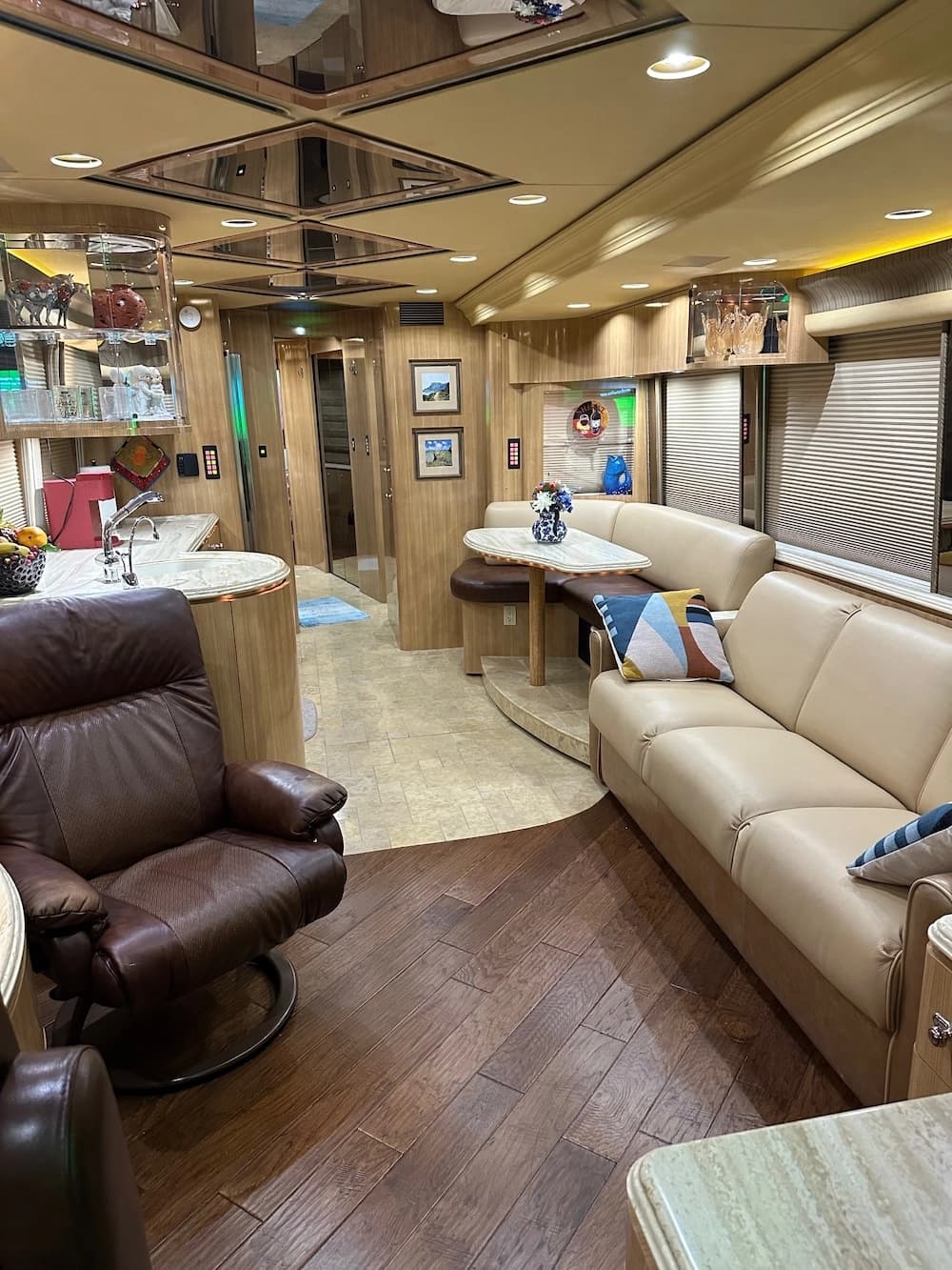 2008 Prevost Marathon XLII Motorhome - Image 12