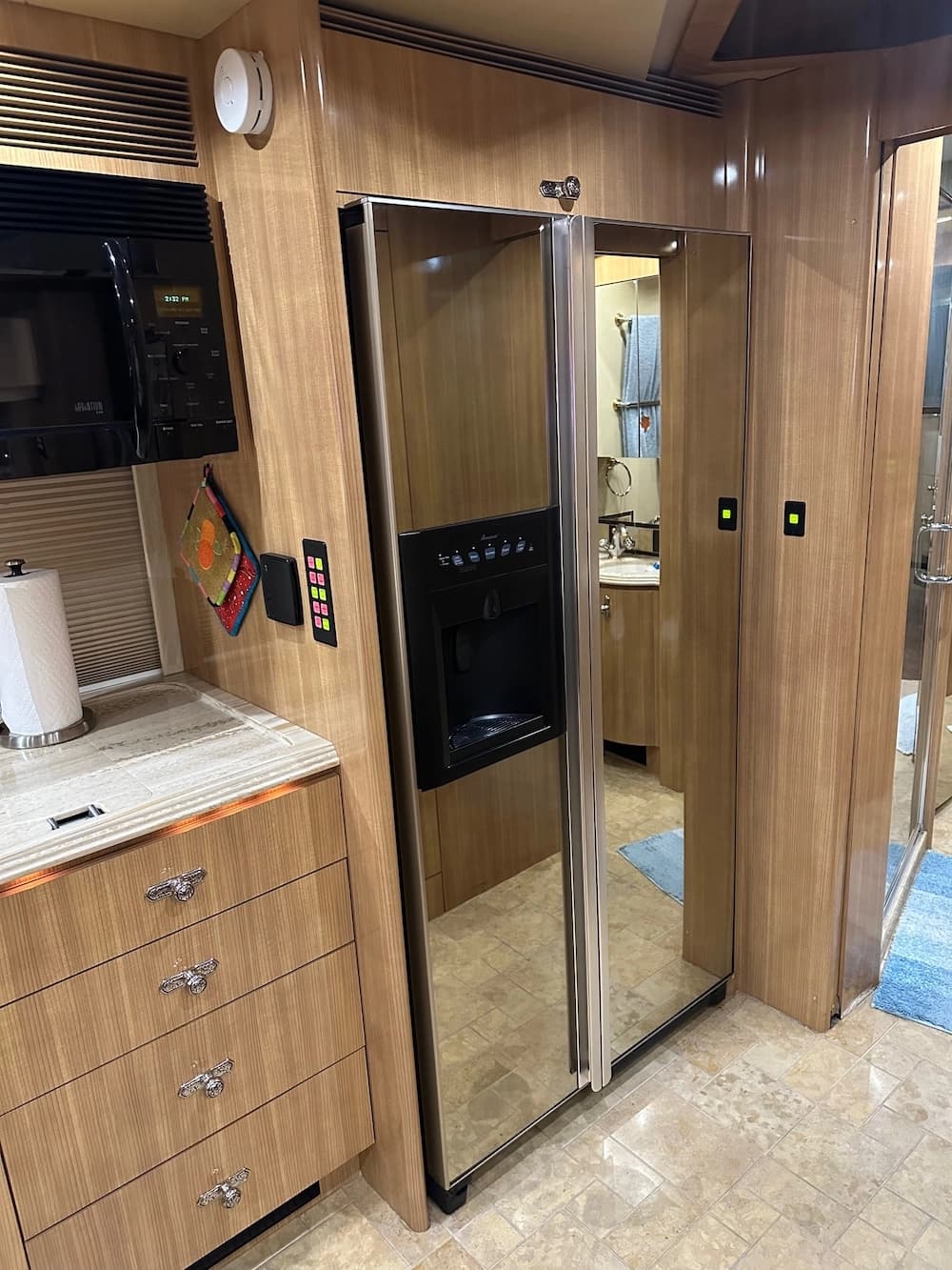 2008 Prevost Marathon XLII Motorhome - Image 13