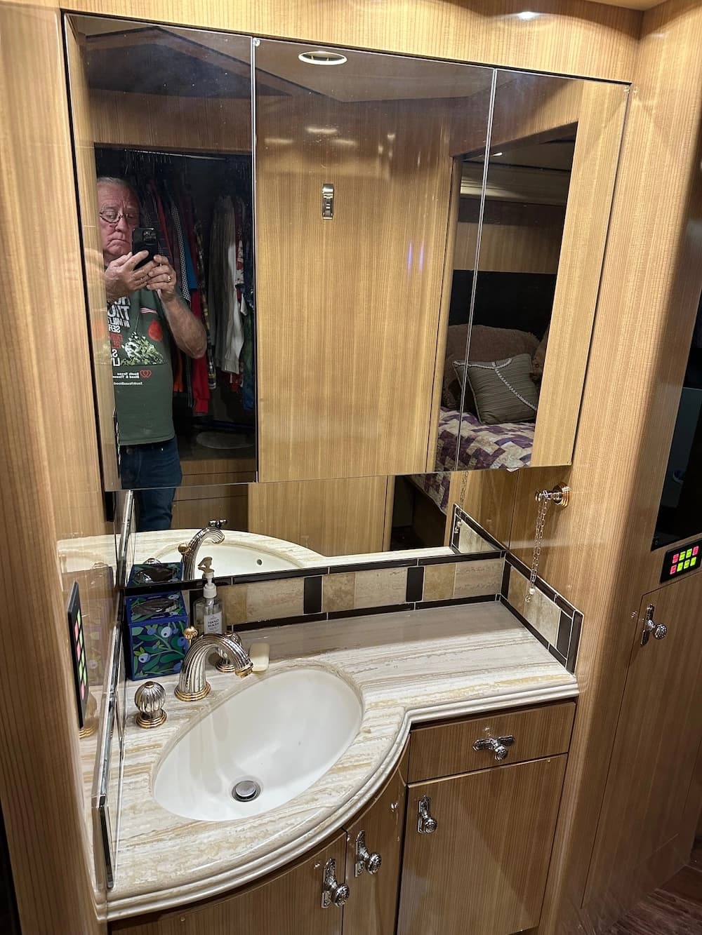 2008 Prevost Marathon XLII Motorhome - Image 17