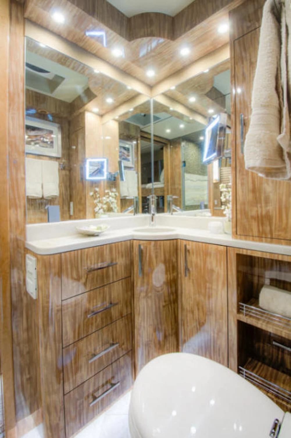2018 Prevost Florida Coach X3 Motorhome - Image 14
