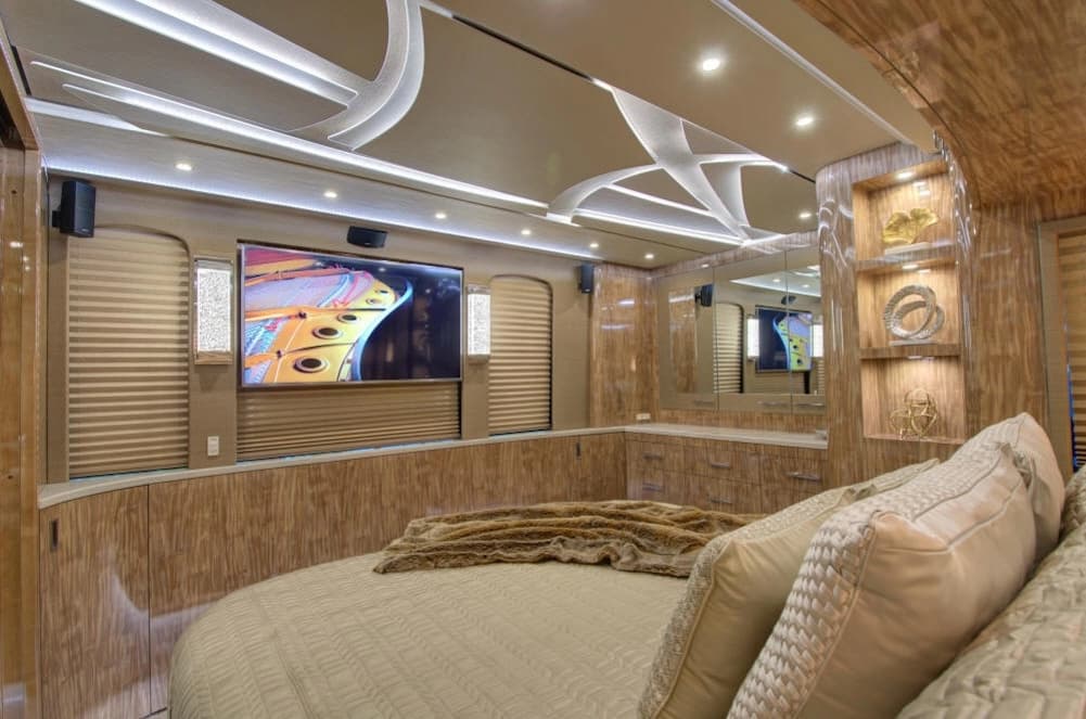 2018 Prevost Florida Coach X3 Motorhome - Image 17
