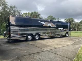 2004 Prevost XLII bus