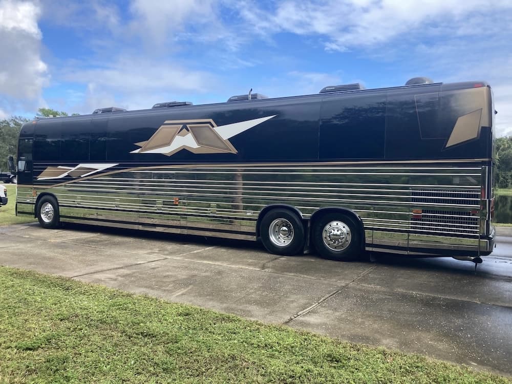 2004 Prevost XLII Motorhome - Image 2