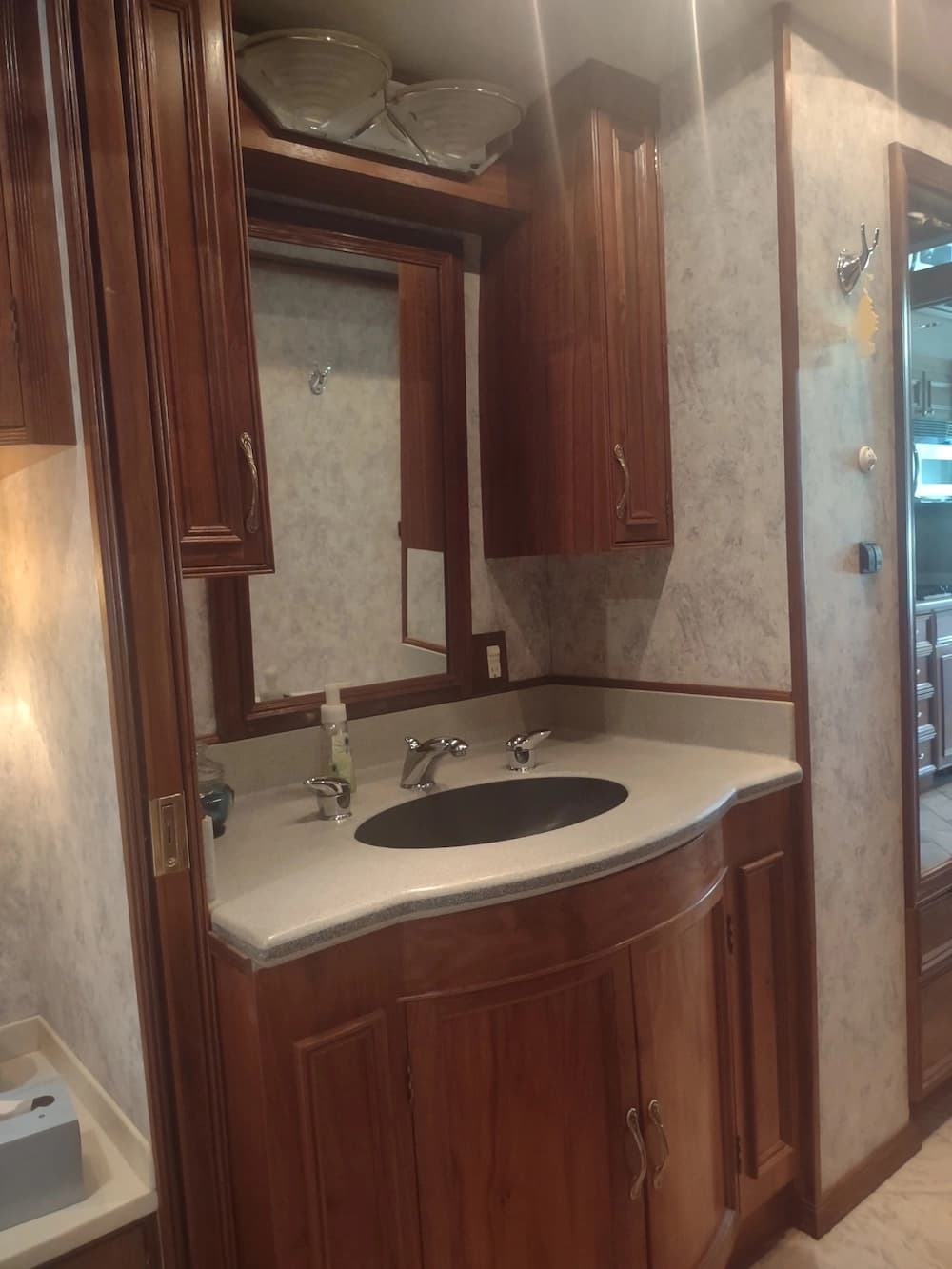 2004 Prevost XLII Motorhome - Image 12