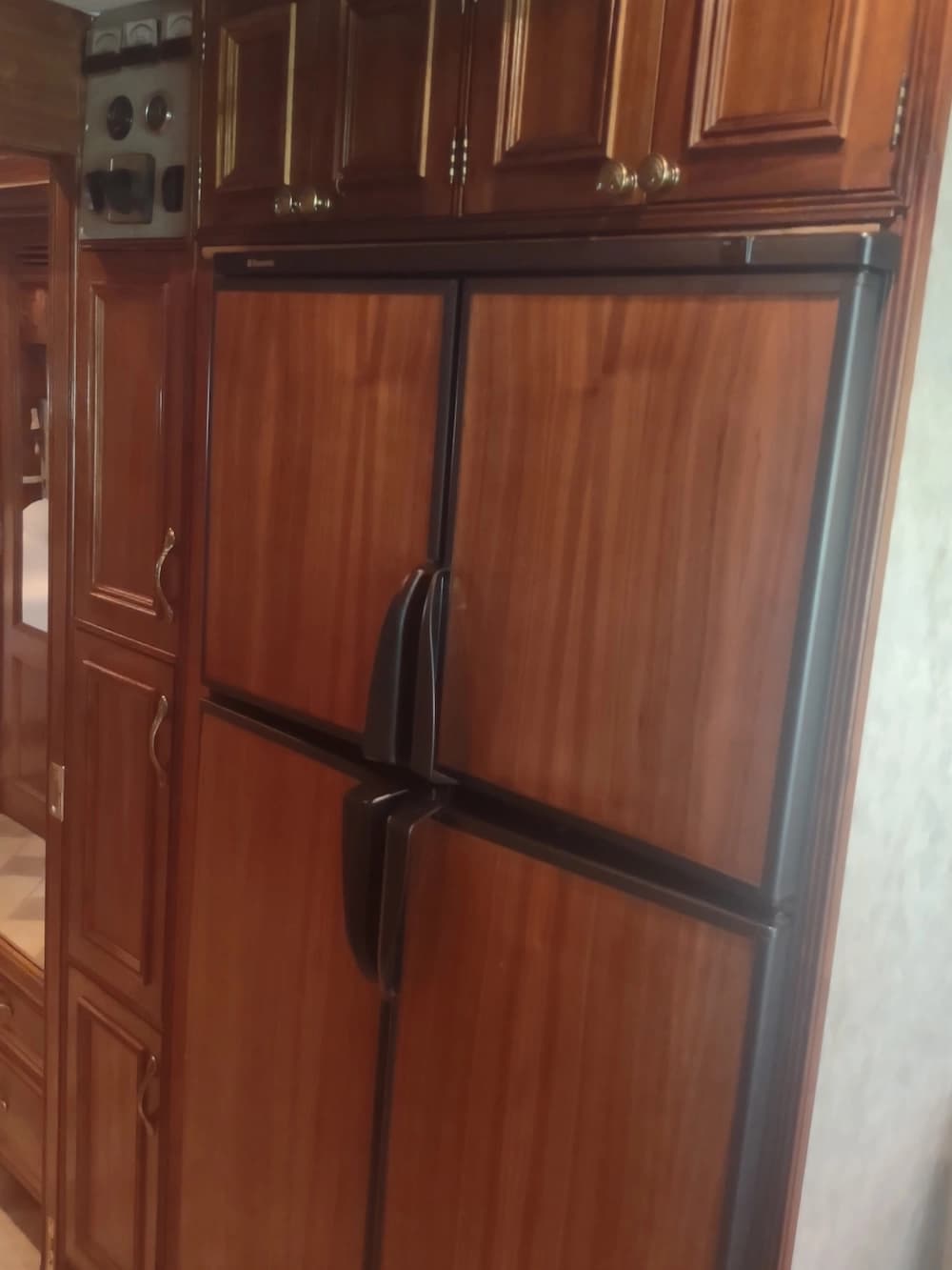2004 Prevost XLII Motorhome - Image 13