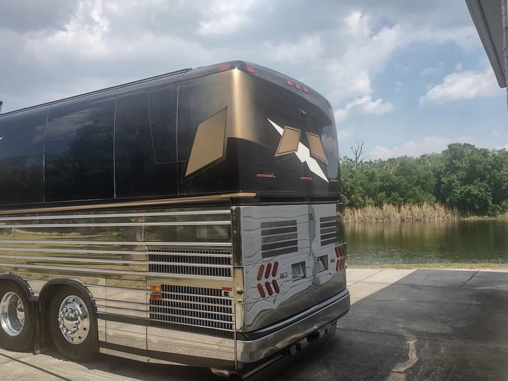 2004 Prevost XLII Motorhome - Image 14