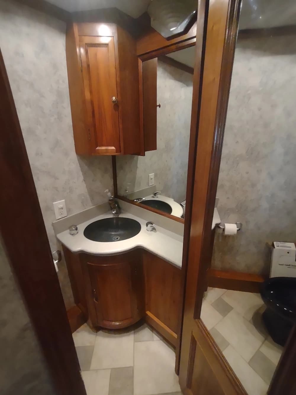 2004 Prevost XLII Motorhome - Image 16