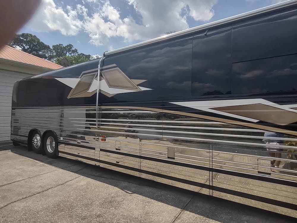 2004 Prevost XLII Motorhome - Image 18