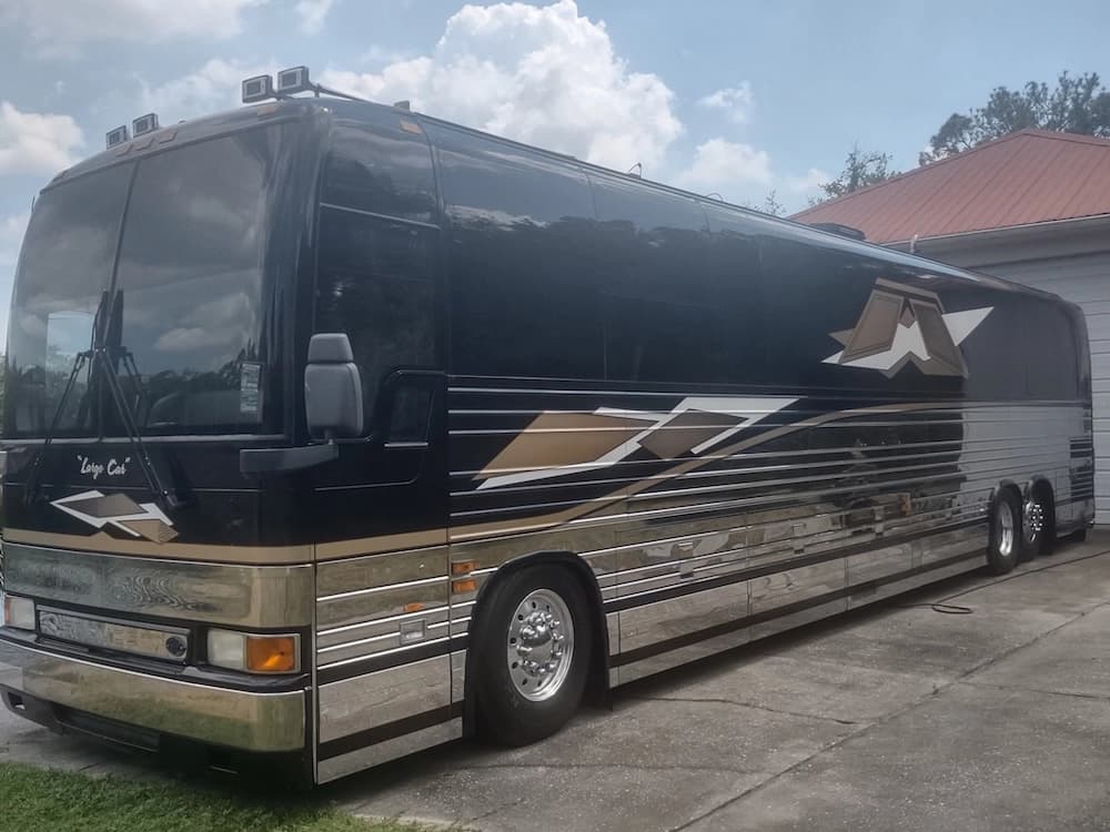 2004 Prevost XLII Motorhome - Image 19