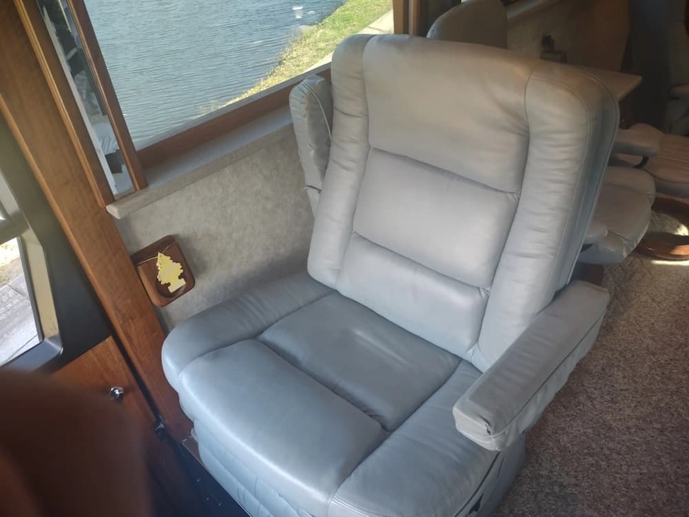 2004 Prevost XLII Motorhome - Image 21