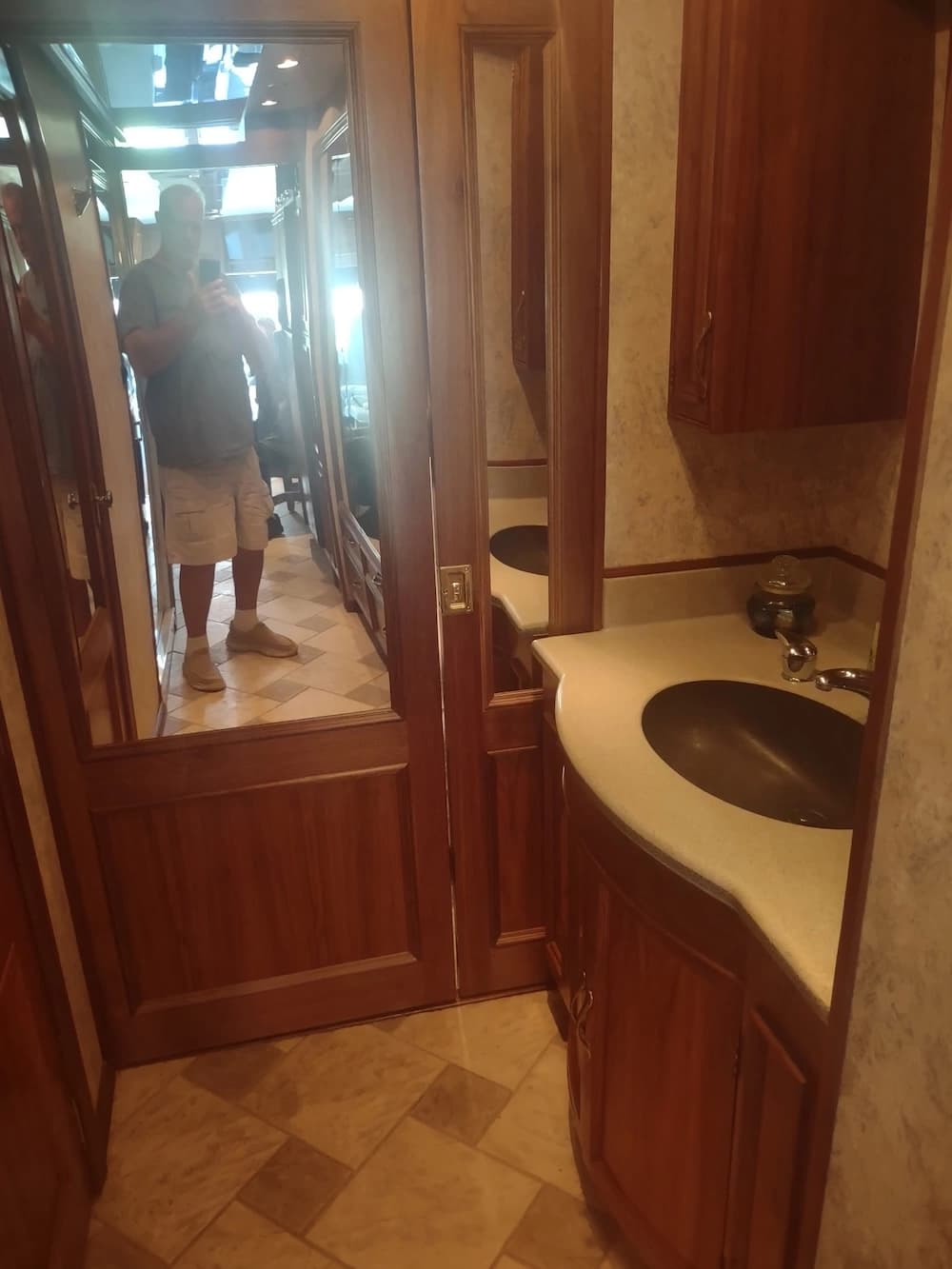 2004 Prevost XLII Motorhome - Image 22