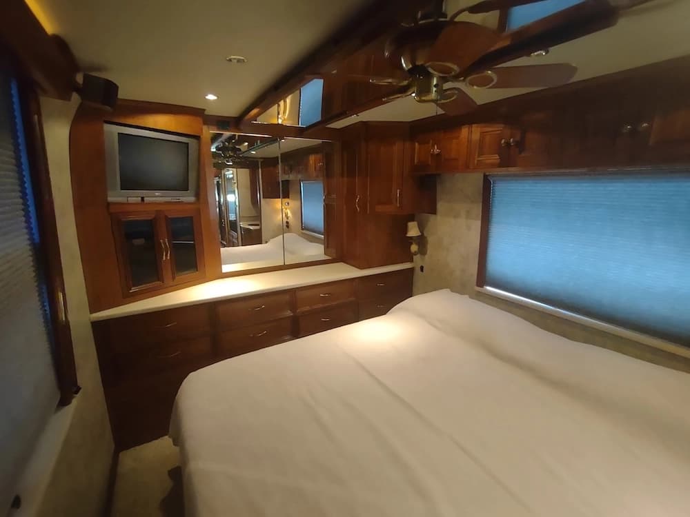 2004 Prevost XLII Motorhome - Image 24