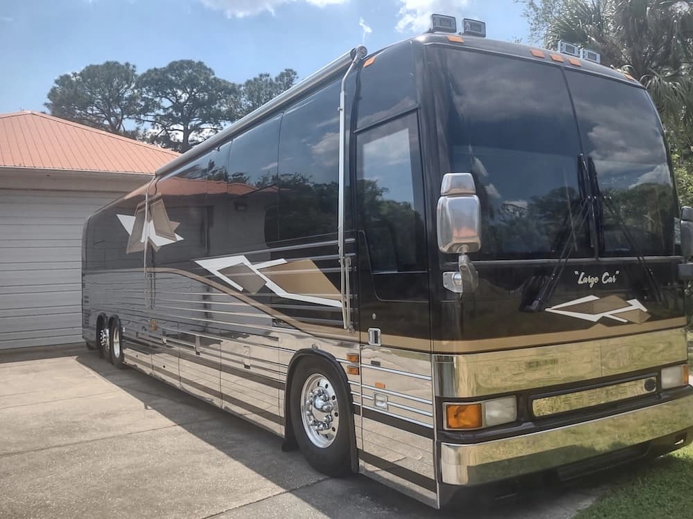 2004 Prevost XLII Motorhome - Image 25