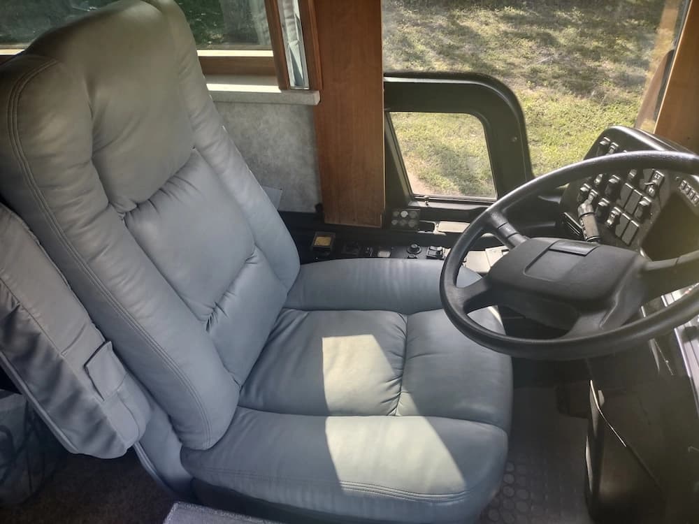 2004 Prevost XLII Motorhome - Image 28