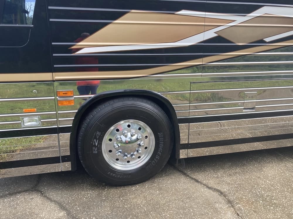 2004 Prevost XLII Motorhome - Image 4