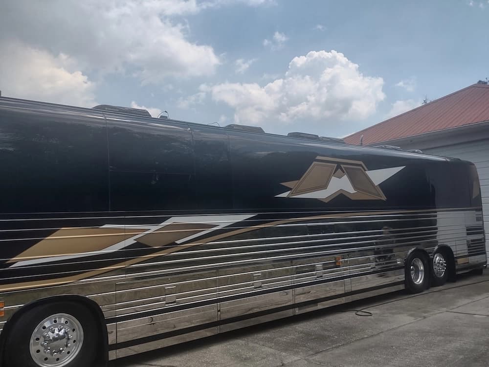 2004 Prevost XLII Motorhome - Image 31