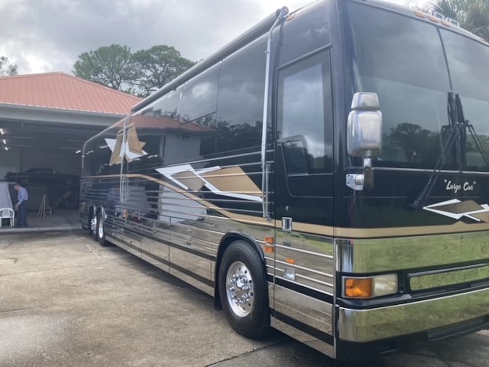 2004 Prevost XLII Motorhome - Image 6