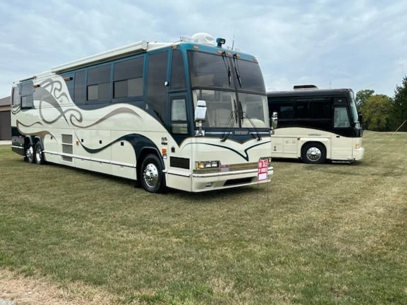 2000 Prevost Angola H3-45 Motorhome - Image 2