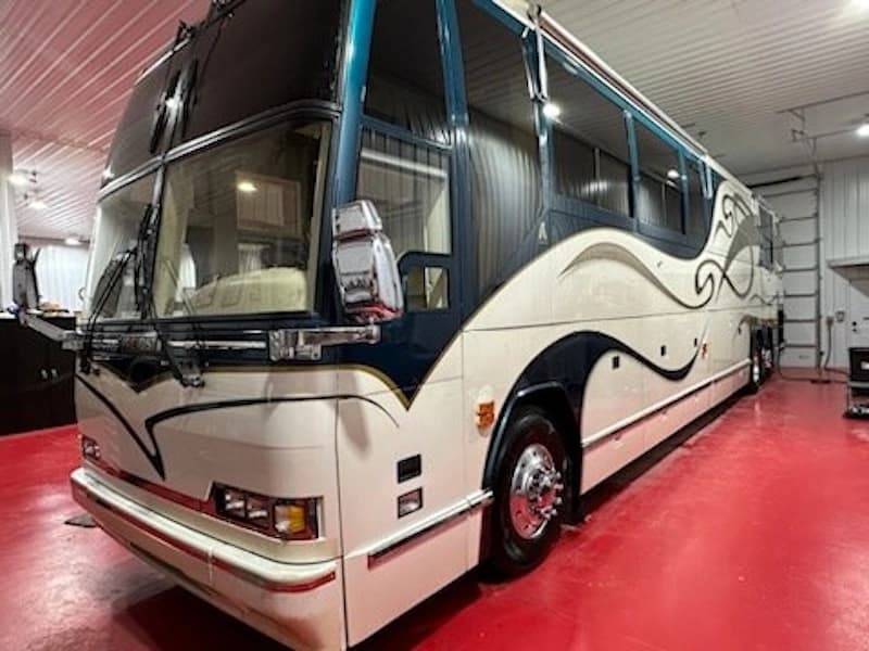 2000 Prevost Angola H3-45 Motorhome - Image 11