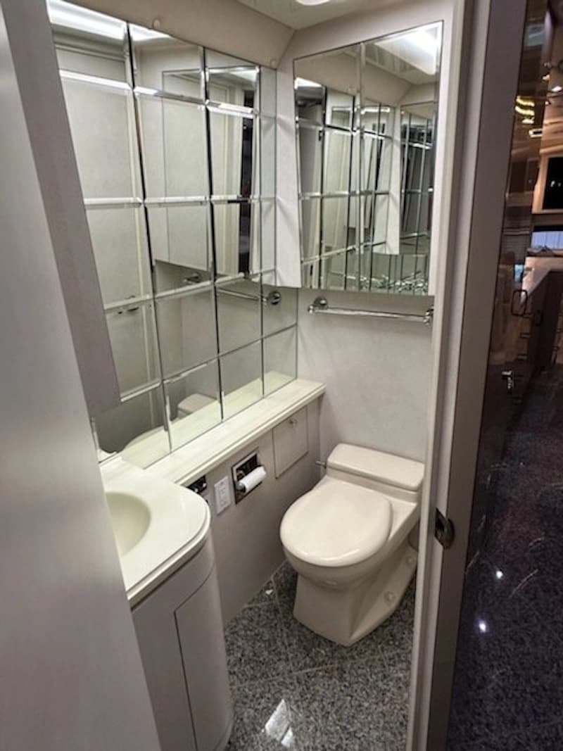 2000 Prevost Angola H3-45 Motorhome - Image 13
