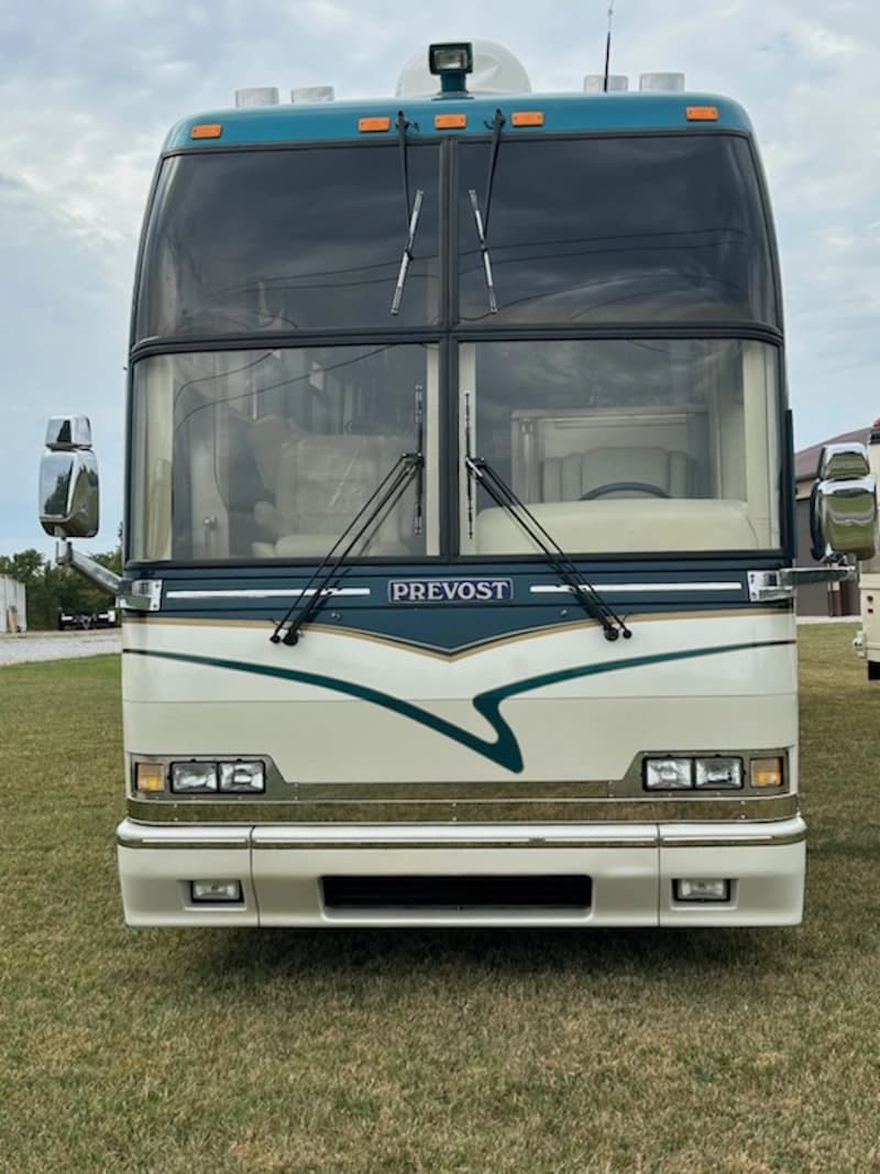 2000 Prevost Angola H3-45 Motorhome - Image 3
