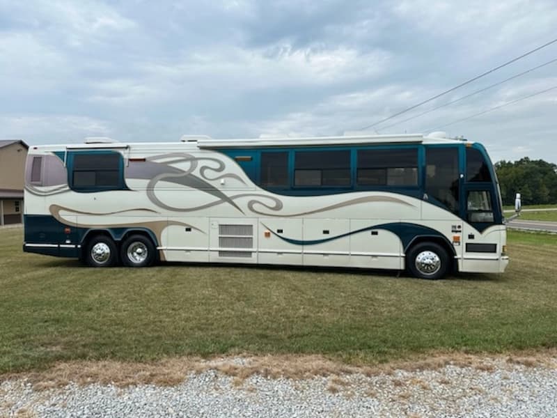 2000 Prevost Angola H3-45 Motorhome - Image 5