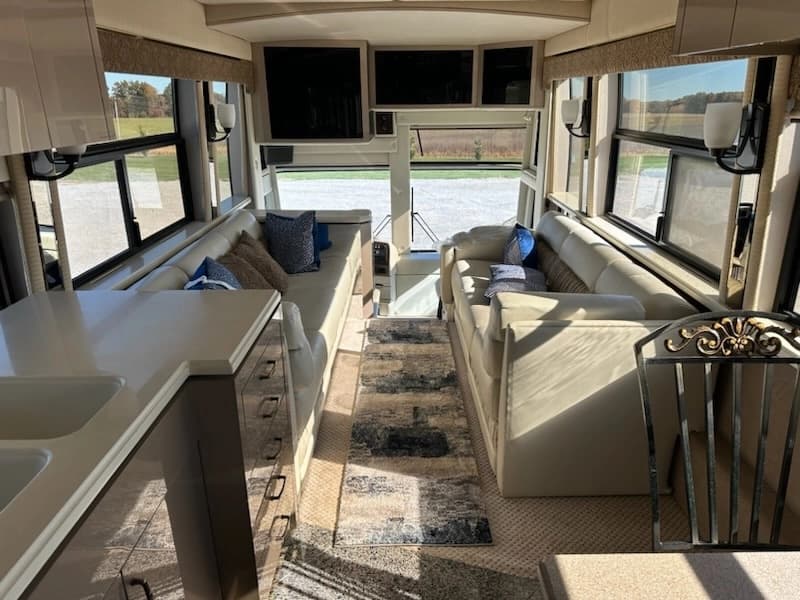 2000 Prevost Angola H3-45 Motorhome - Image 6