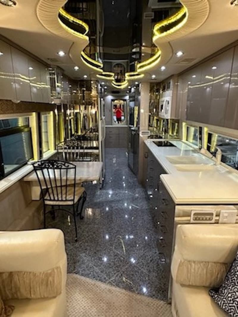 2000 Prevost Angola H3-45 Motorhome - Image 10