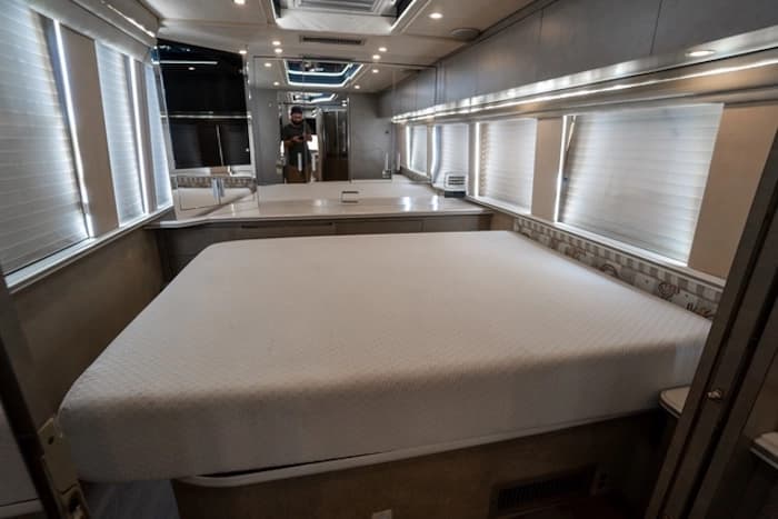 1996 Prevost Country Coach XL 40 Motorhome - Image 25