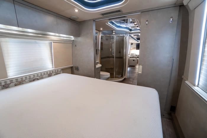 1996 Prevost Country Coach XL 40 Motorhome - Image 27