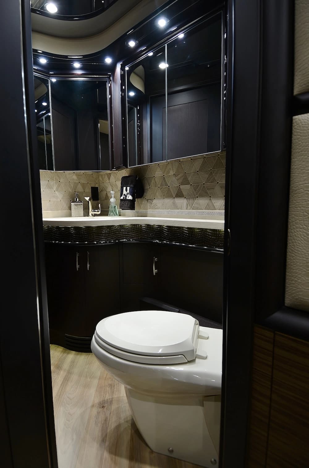 2015 Prevost Liberty Elegant Lady H3-45 Motorhome - Image 20