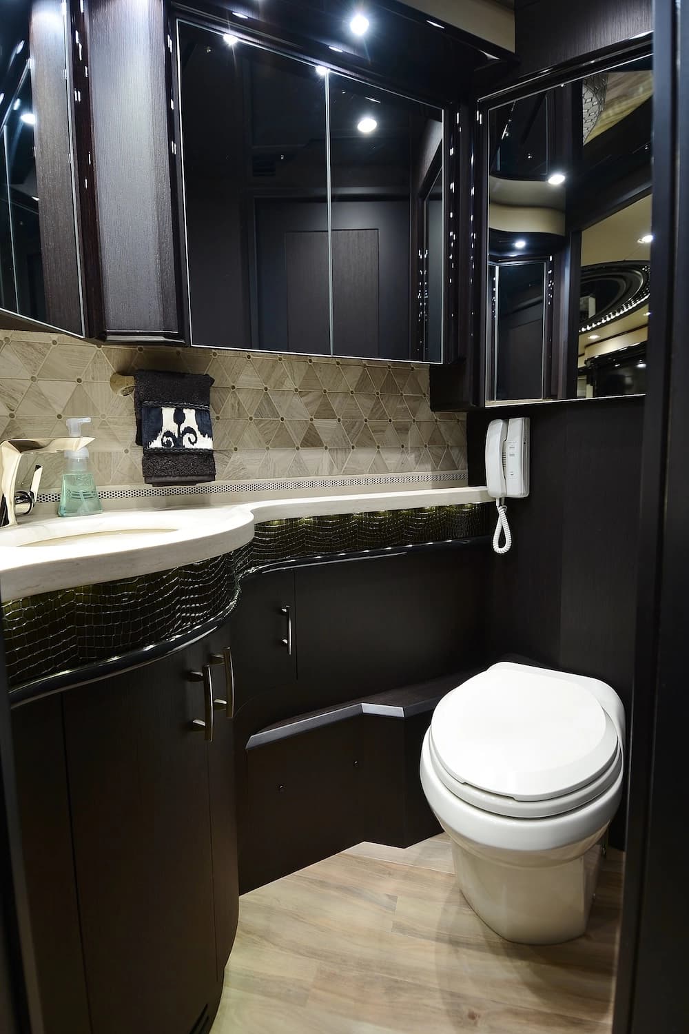 2015 Prevost Liberty Elegant Lady H3-45 Motorhome - Image 21