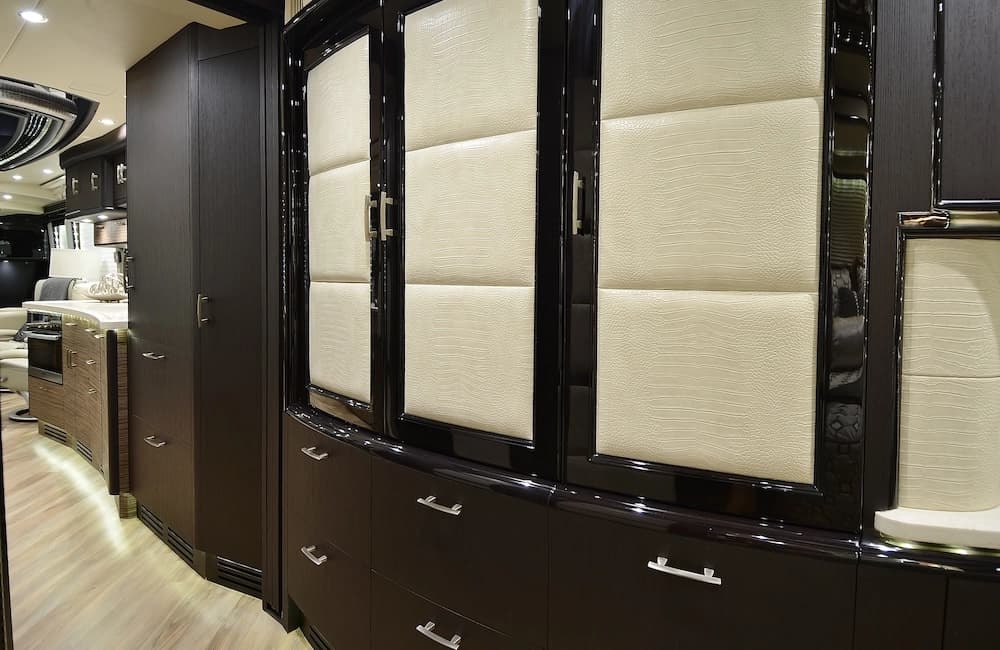 2015 Prevost Liberty Elegant Lady H3-45 Motorhome - Image 23