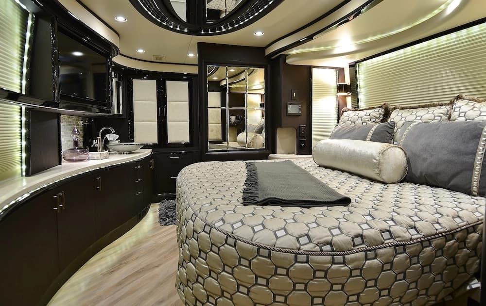 2015 Prevost Liberty Elegant Lady H3-45 Motorhome - Image 24