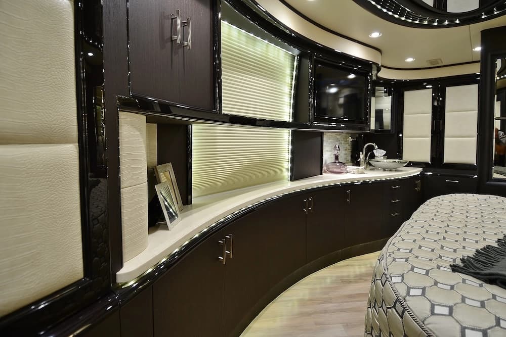 2015 Prevost Liberty Elegant Lady H3-45 Motorhome - Image 25