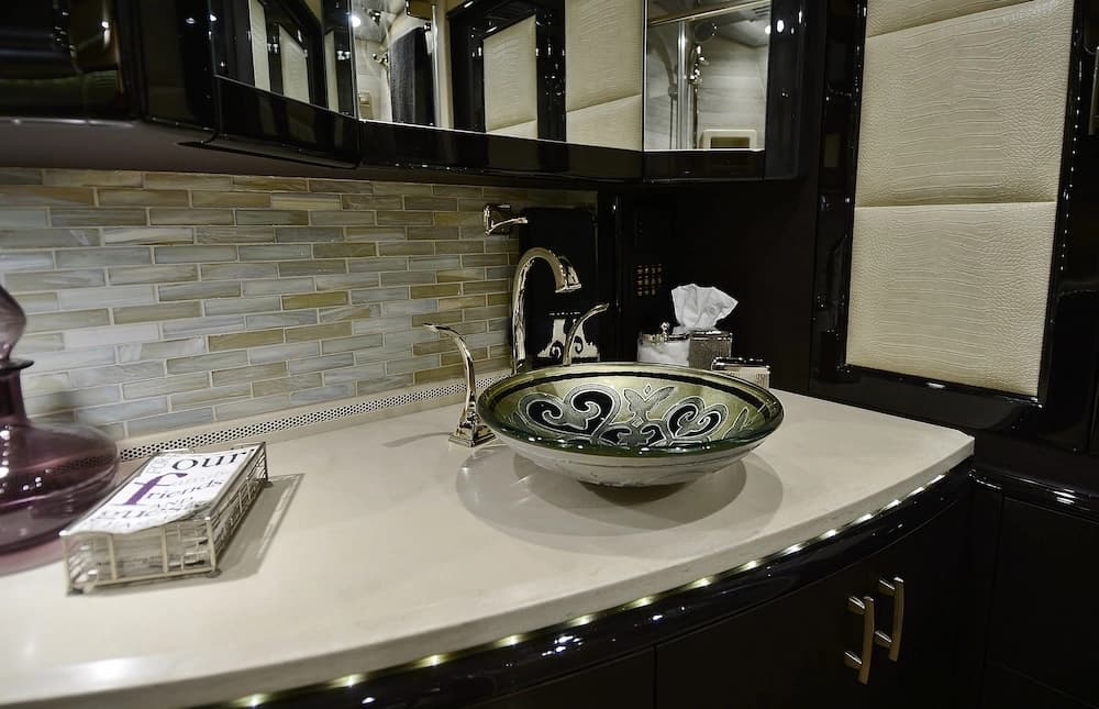 2015 Prevost Liberty Elegant Lady H3-45 Motorhome - Image 26