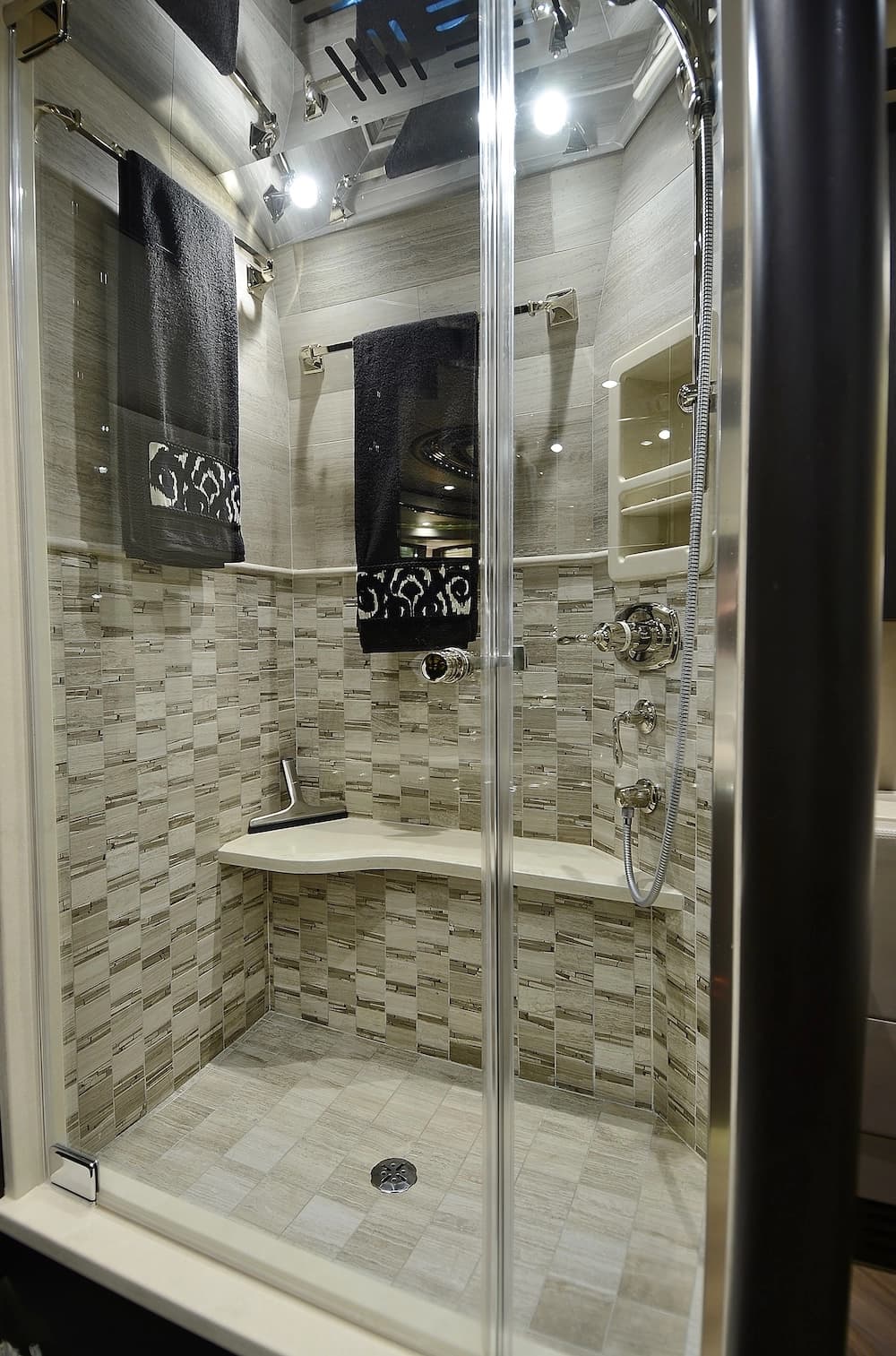 2015 Prevost Liberty Elegant Lady H3-45 Motorhome - Image 27