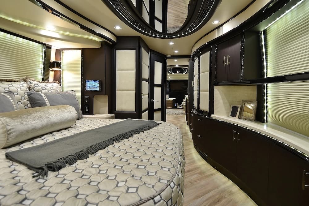 2015 Prevost Liberty Elegant Lady H3-45 Motorhome - Image 28
