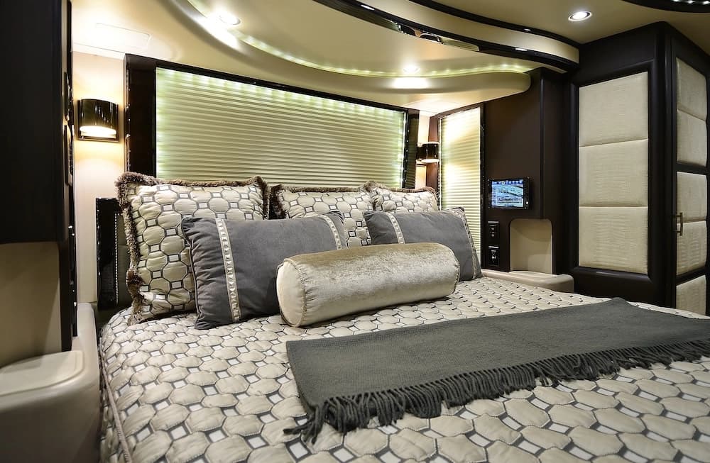 2015 Prevost Liberty Elegant Lady H3-45 Motorhome - Image 29