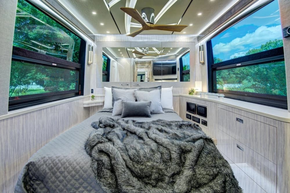 2022 Prevost Star X3 Motorhome - Image 19