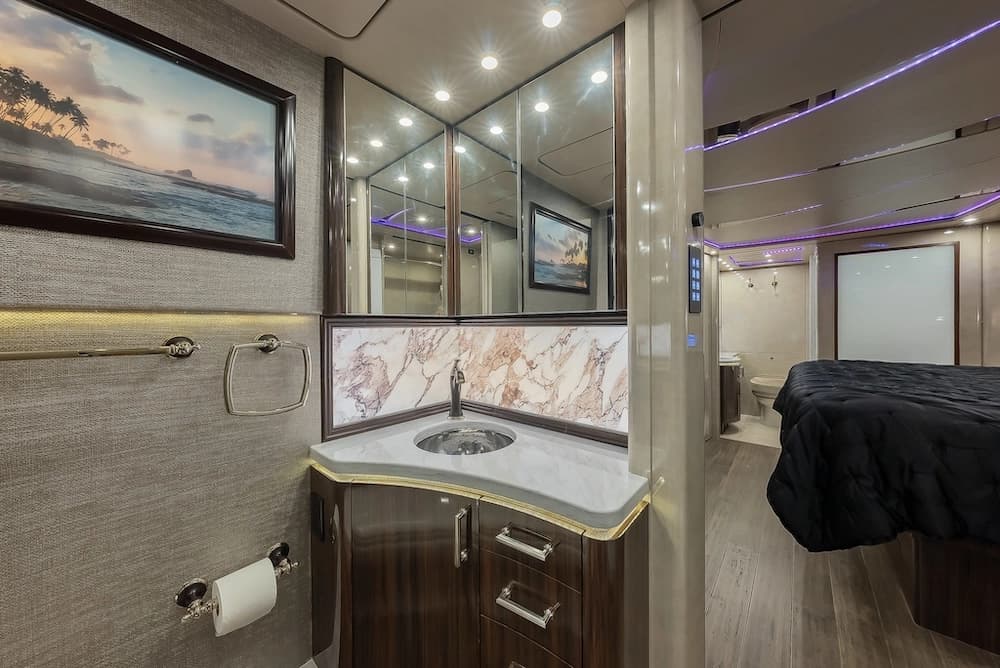 2018 Prevost Marathon H3-45 Motorhome - Image 11