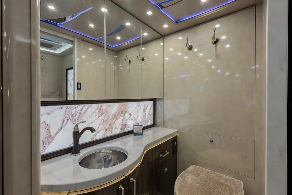 2018 Prevost Marathon H3-45 Motorhome - Image 19