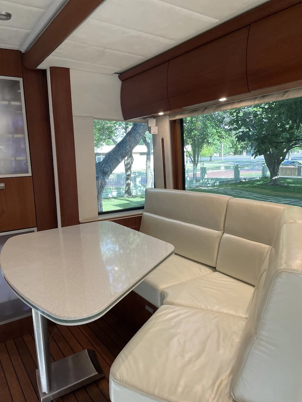 2007 Prevost Teschner XLII Motorhome - Image 12